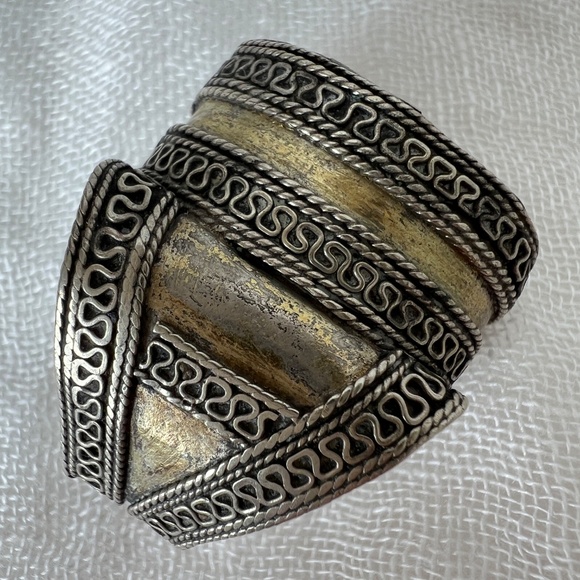 Antique Afghan Tribal Carnelian Saddle Ring – 19th‑20th C. Heart‑Shaped Band - Picture 9 of 13